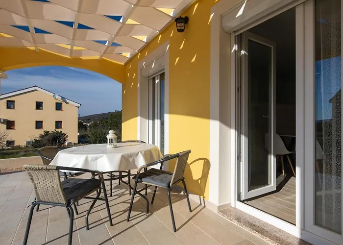 Anika* Brand New And Close To Apartamento Punat