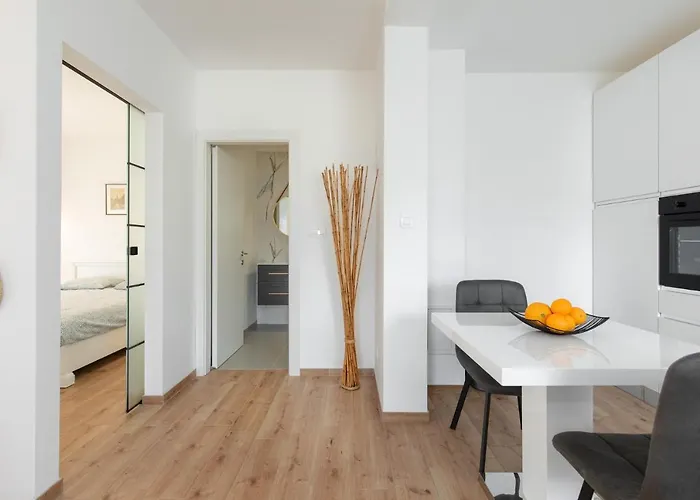 Anika* Brand New And Close To Apartman *