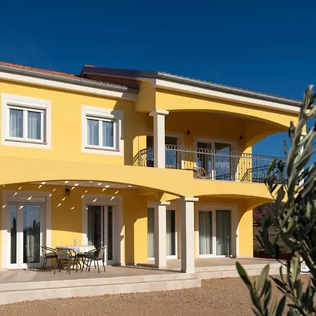 Anika* Brand New And Close To Lejlighed *