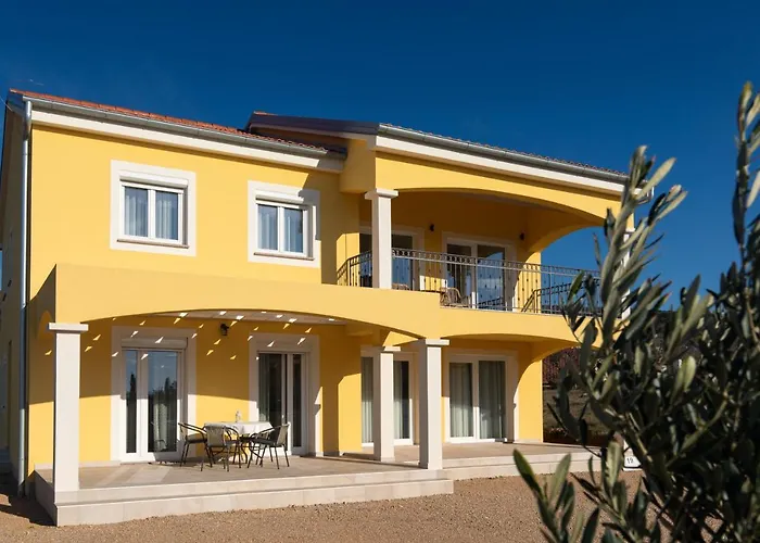 Anika* Brand New And Close To Lejlighed *