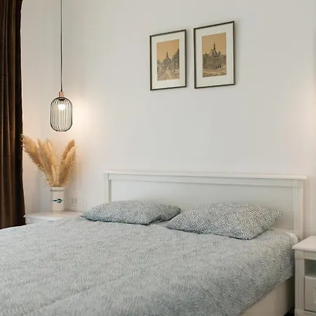 Anika* Brand New And Close To Apartman *
