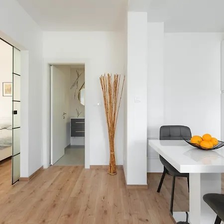 Anika* Brand New And Close To Apartman *